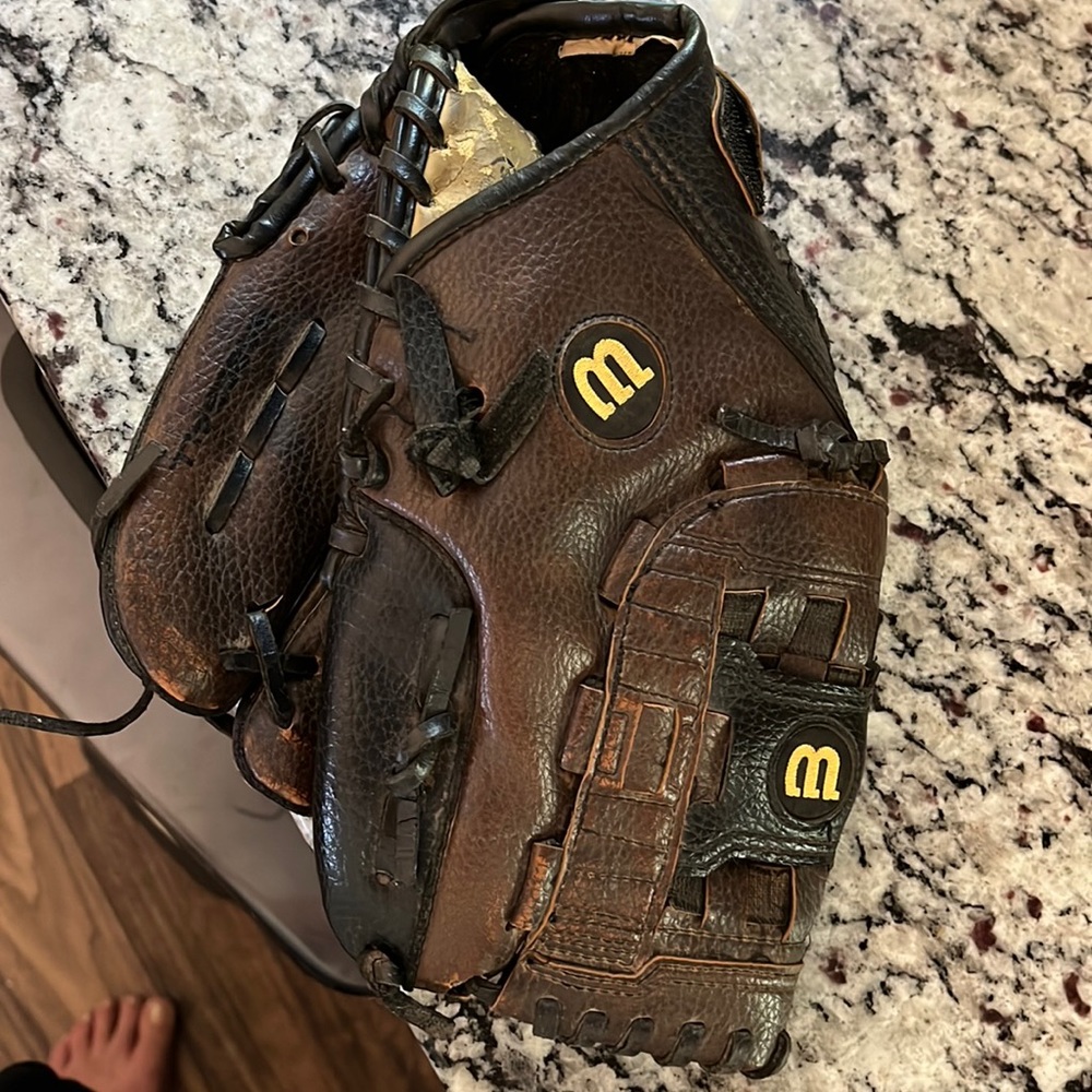 KIDS WILSON BASEBALL MITT A200